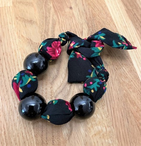 Bracelet boules avec tissu coloris noir
